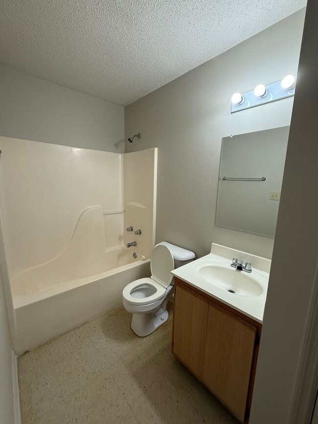 Building Photo - Nice 2 bedroom, 2 bath duplex