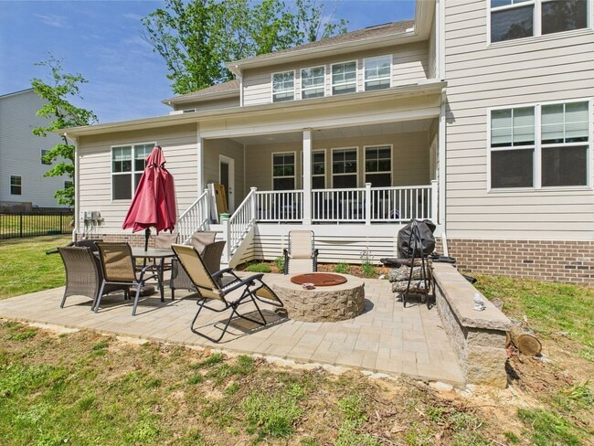 Building Photo - Stunning 5 Bedroom 4.5 Bathroom Located in...