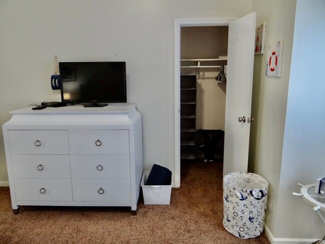 Building Photo - Beautifully Remodeled and Furnished Rental...
