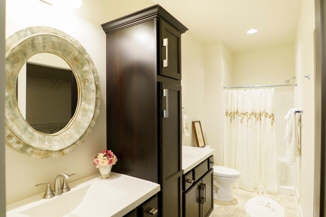 Building Photo - 3 Bedroom Townhome Available August 1st, 2026