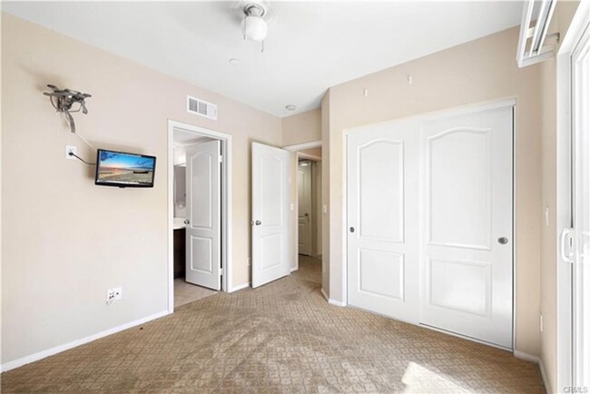 Building Photo - Beautifully Upgraded 3 Bedroom Townhome in...