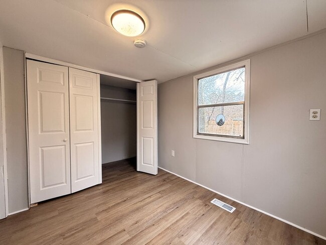 Building Photo - Updated 3 Bedroom House FOR RENT in Laurel Lakes $1550