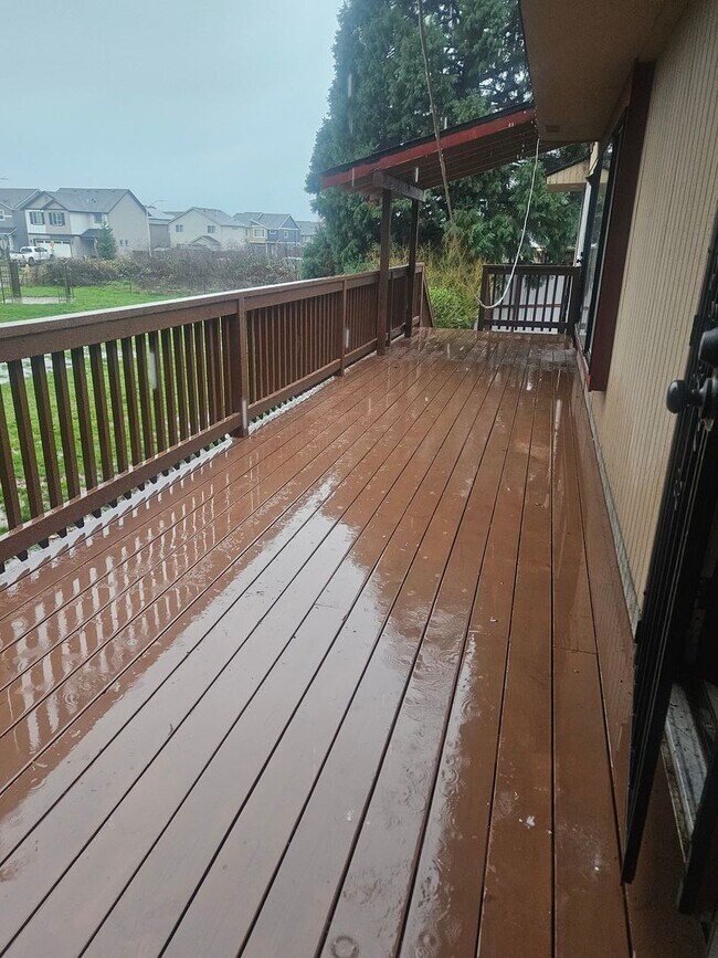 Building Photo - Spacious 4 bedroom/2.5 bath home on 1.5 acres