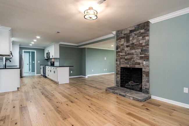 Building Photo - Newly renovated 4 Bedroom 3 Bathroom Home ...