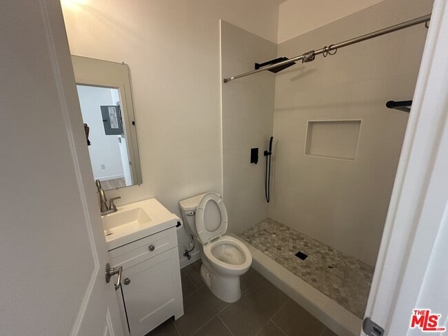 Building Photo - 1174-1172 S Windsor Blvd