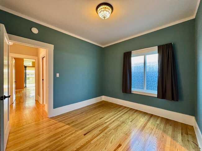 Building Photo - 809 Bayswater Ave