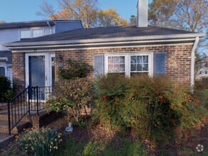 Building Photo - Beautiful 2 Bedroom 2 Bathroom Townhome Lo...