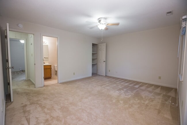 Building Photo - Available early July! Adorable 2 bed, 2.5 ...