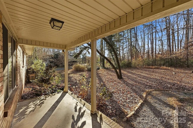 Building Photo - Room in House on Cox Mill Rd