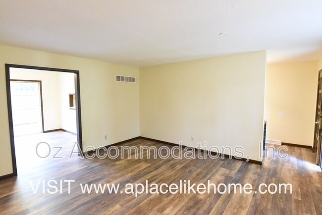 Building Photo - 608 E 78th St