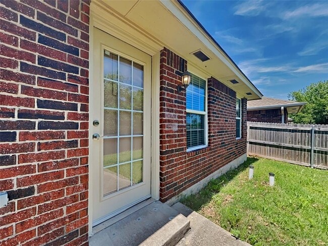 Building Photo - 4504 Applegate Dr