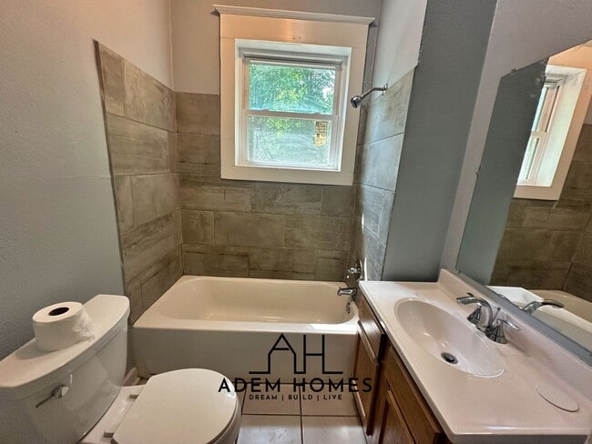 Building Photo - Spacious 2 Bedroom Home in a Central Location!! - (Duplex)