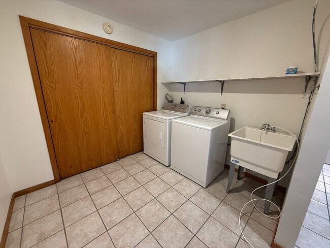 Building Photo - Beautiful 3 Bedroom Home on Rice Lake