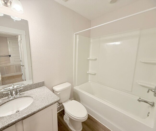 Building Photo - Stunning Townhome – Prime Pensacola Location