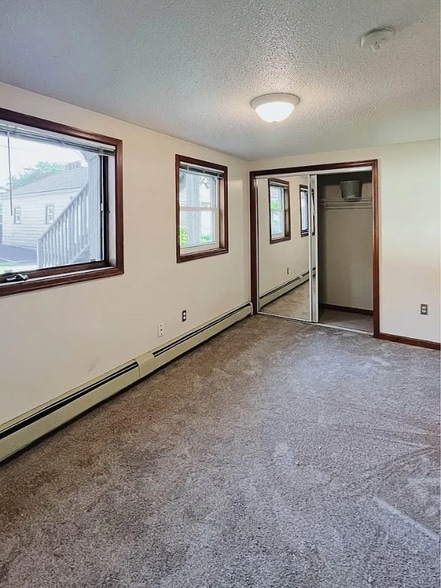 Building Photo - 962 6th St E