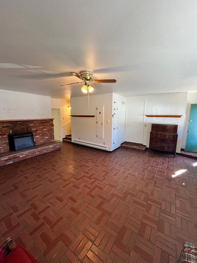 Building Photo - Perfectly Located Spacious Studio Apartment