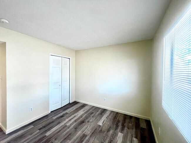 Building Photo - Move in Special! Bedroom 1.5 Bathroom 1 Car Garage