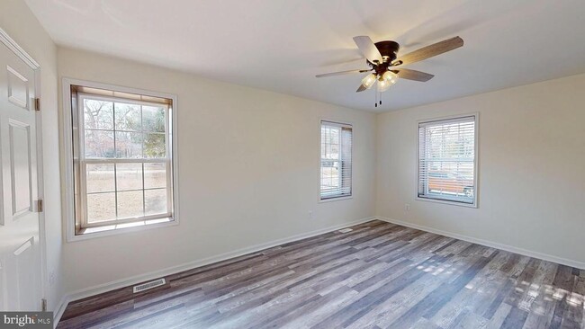 Building Photo - 40750 King Dr