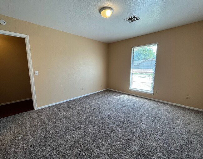 Building Photo - Broken Arrow duplex: 3 bedroom Duplex!