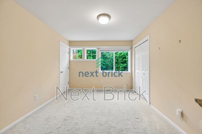 Building Photo - 1861 30th Ave NE