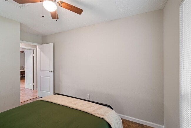 Building Photo - 2523 Village Oak Dr.