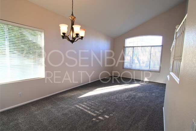 Building Photo - 5-beds, 3-baths Waterfront home in Gilbert...