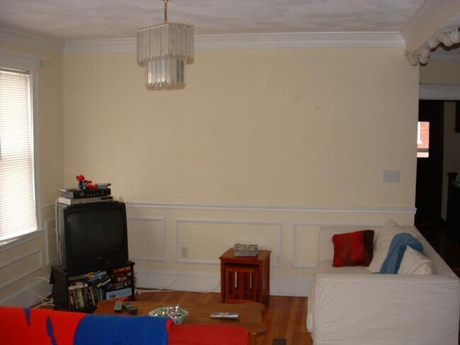 Building Photo - 4-BED Comm Ave - Brighton SEPT