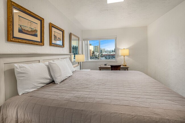 Building Photo - Downtown Furnished 1 Bed / 1 Bath Apartmen...