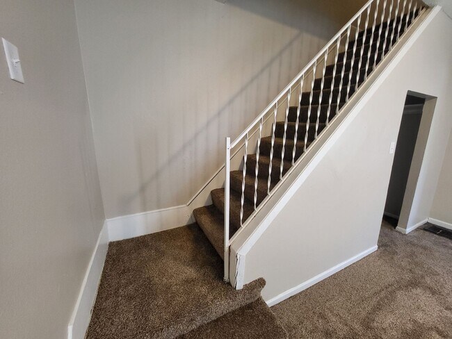 Building Photo - 3 Bedroom, 1 Bathroom Duplex with quick ac...