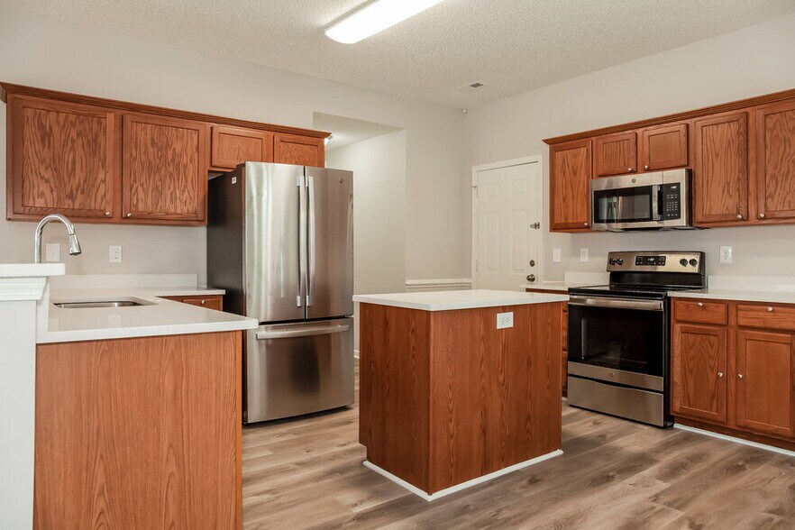 Building Photo - 6004 Shining Oak Ln