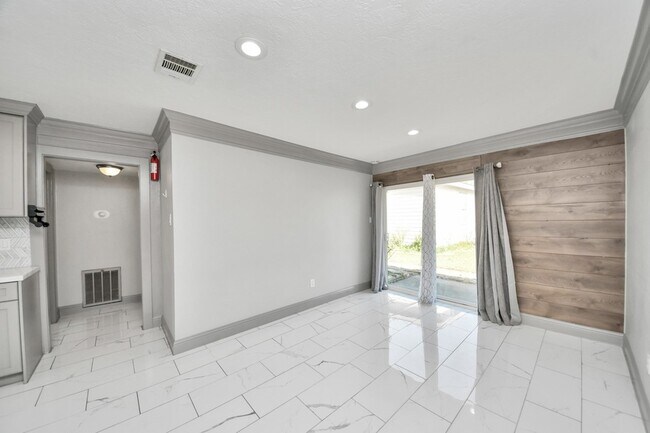 Building Photo - 4503 Hollybrook Ln