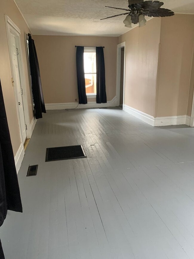 Building Photo - 2 bedroom house one block from City Park