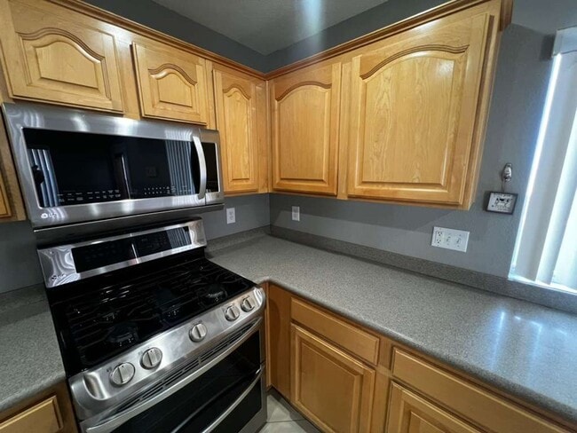 Building Photo - Must see 2 story 4 bed/3 bath home in the heart of SUMMERLIN