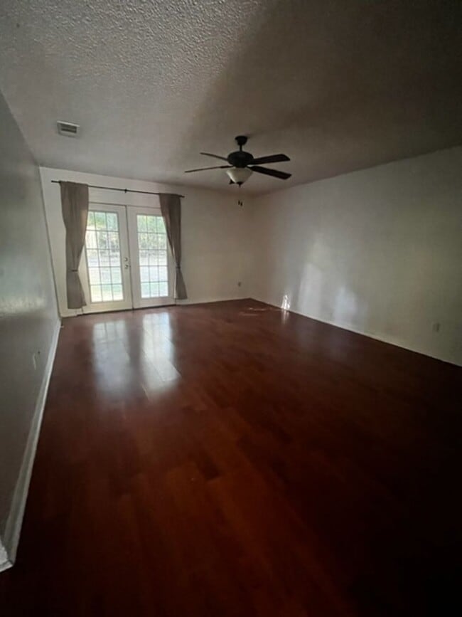 Building Photo - 2 Bedroom 1 Bath Duplex
