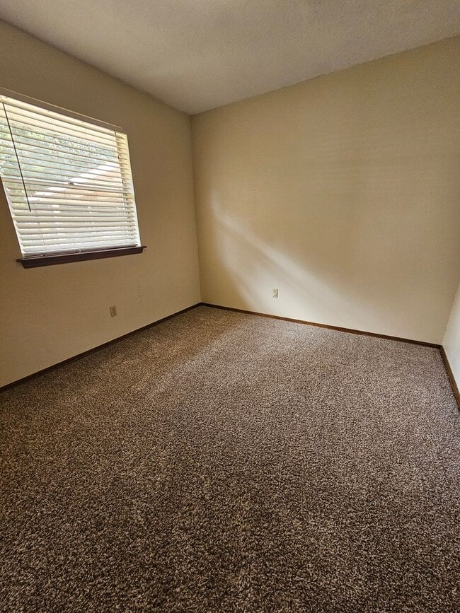 Building Photo - (3) Bed/(1.5) Bath in NE Norman Avail NOW!