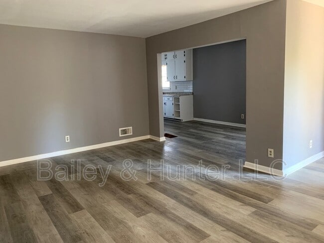 Building Photo - 1421 Adele Ave SW