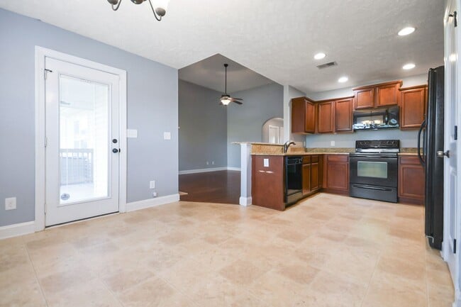 Building Photo - Pet Friendly Three Bedroom!