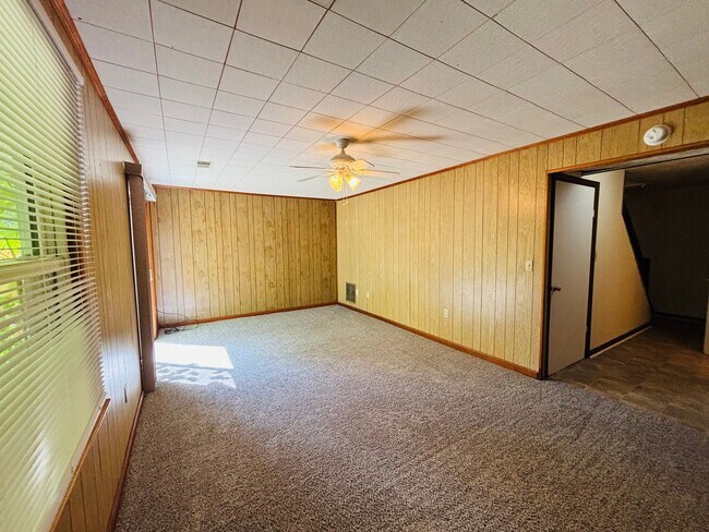 Building Photo - 111 Canterbury Ct
