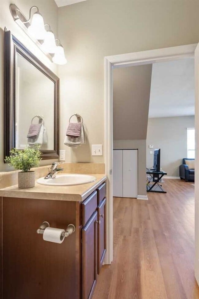 Building Photo - Modern 3-Bed, 3-Bath Townhome with Stylish...
