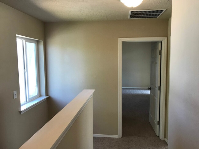 Building Photo - 3 Bedroom duplex on Bailey Hill Rd