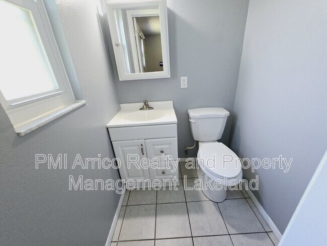 Building Photo - 1402 N Bracewell Dr