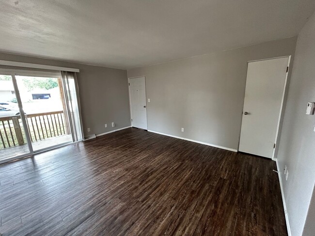 Entrance/Living Room W/ Patio - 1400 Silvercrest Dr