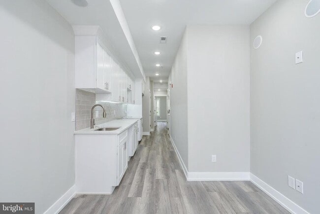 Building Photo - 103 E Duval St