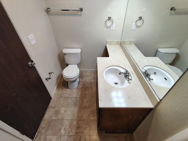 Building Photo - 1005 Sylvan Meadows Dr