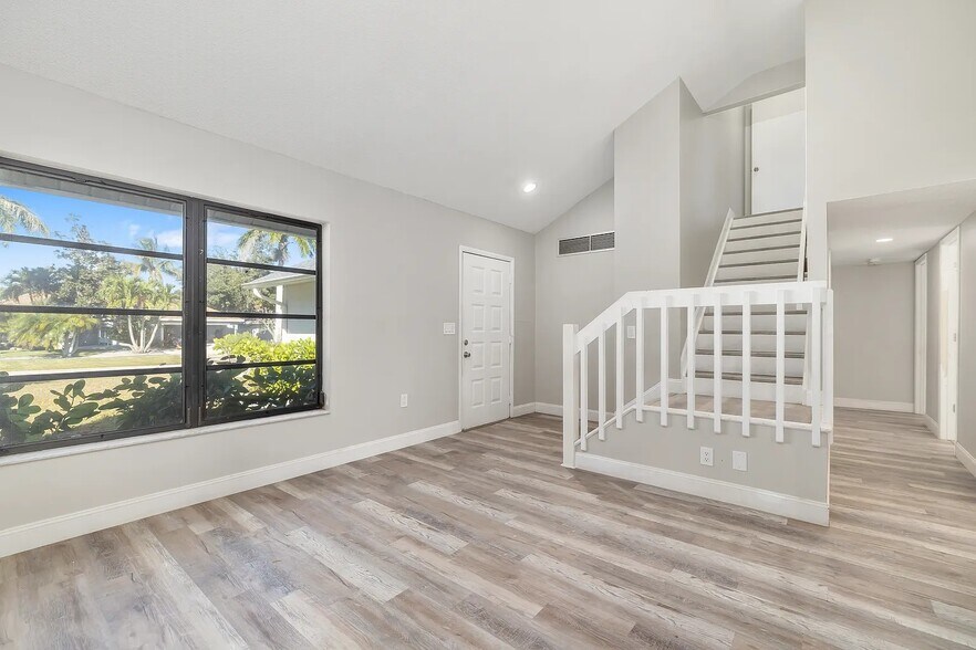 Building Photo - 928 Laurel Ave