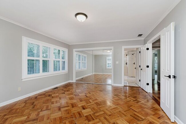 Building Photo - Elegant Updated Meridian-Kessler Home on E...