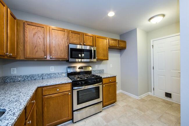 Building Photo - Great 3BD/2.5BA Home in Desirable Highland Creek!
