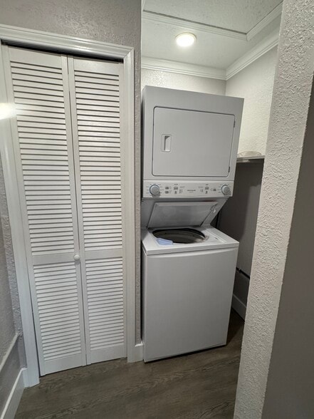 In unit washer and dryer - 3918 Overlook Dr NE