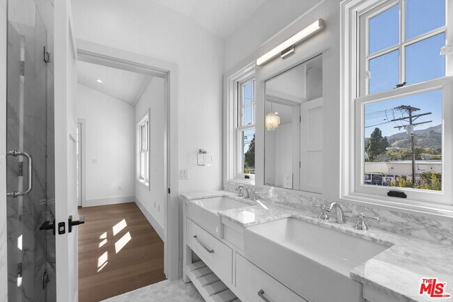 Building Photo - 566 Ida St