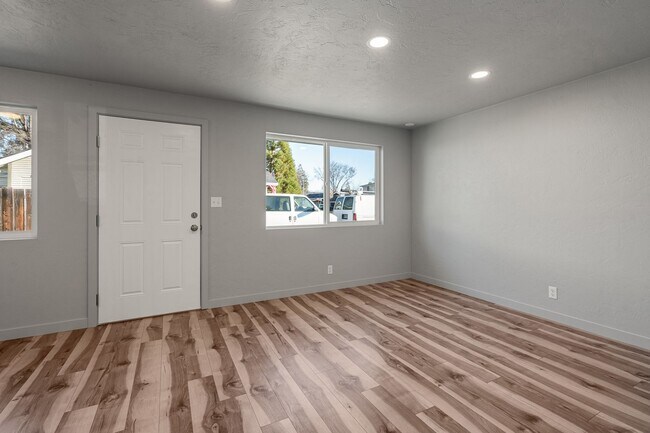 Building Photo - 1028 W 11th St